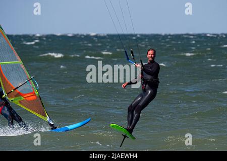 Maschio kite foglio surfer e vento surfer sul mare. Primo piano Foto Stock