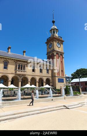 Donna che cammina oltre la dogana - Newcastle. Newcastle è la seconda città più antica dell'Australia, a un paio d'ore a nord di Sydney e sede di alcuni grandi ciao Foto Stock