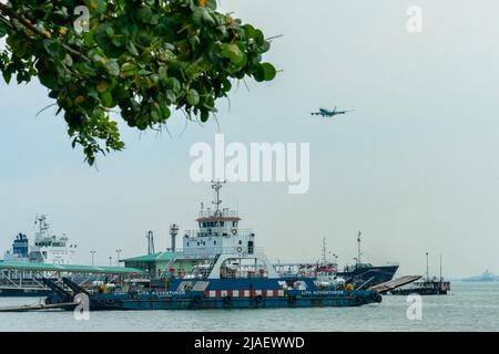 Singapore, Singapore - 3 giugno 2018: Base di salvataggio marino in una giornata nuvolosa Foto Stock