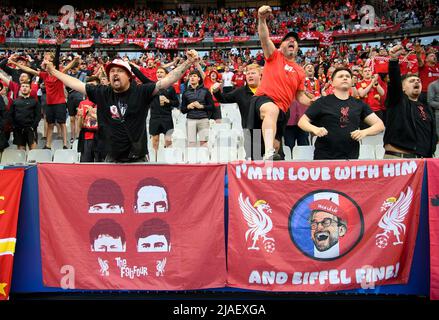 Parigi, Frankreich. 28th maggio 2022. Tifosi di Liverpool dietro un poster per il coach Juergen Klopp, i m innamorato di lui, tra alcuni posti vuoti, curva fan, calcio Champions League Final 2022, Liverpool FC (LFC) - Real Madrid (Real) 0: 1, il 05/28/2022 a Parigi, Francia. Â Credit: dpa/Alamy Live News Foto Stock