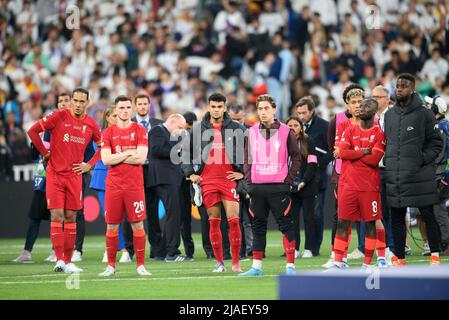 Da sinistra a destra Virgil VAN DIJK (LFC), Andrew ROBERTSON (LFC), Luis DIAZ (LFC), Kostas TSIMIKAS (LFC), Roberto FIRMINO (LFC), Naby KEITA (LFC) deluso dopo la partita, finale di Soccer Champions League 2022, Liverpool FC (LFC) - Real Madrid (Real) 0: 1, il 28th maggio 2022 a Parigi/Francia. Â Foto Stock