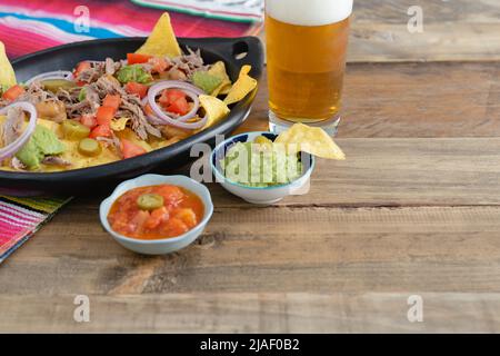 Vassoio con nachos, salse e birra. Foto Stock