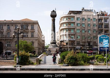 Damasco, Siria - Maggio, 2022: Piazza pubblica (Piazza al Marjeh), scena stradale nel centro della città di Damasco Foto Stock