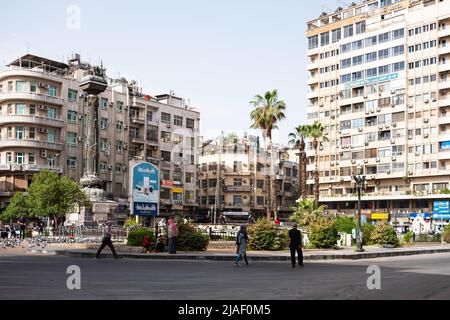 Damasco, Siria - Maggio, 2022: Piazza pubblica (Piazza al Marjeh), scena stradale nel centro della città di Damasco Foto Stock