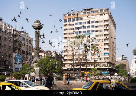 Damasco, Siria - Maggio, 2022: Piazza pubblica (Piazza al Marjeh), scena stradale nel centro della città di Damasco Foto Stock