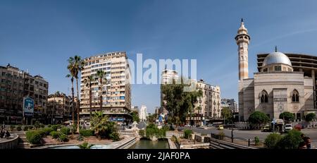 Damasco, Siria - Maggio, 2022: Piazza pubblica (Piazza al Marjeh), scena stradale nel centro della città di Damasco Foto Stock