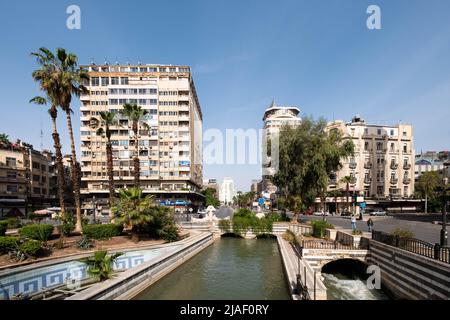 Damasco, Siria - Maggio, 2022: Piazza pubblica (Piazza al Marjeh), scena stradale nel centro della città di Damasco Foto Stock