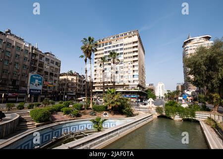 Damasco, Siria - Maggio, 2022: Piazza pubblica (Piazza al Marjeh), scena stradale nel centro della città di Damasco Foto Stock