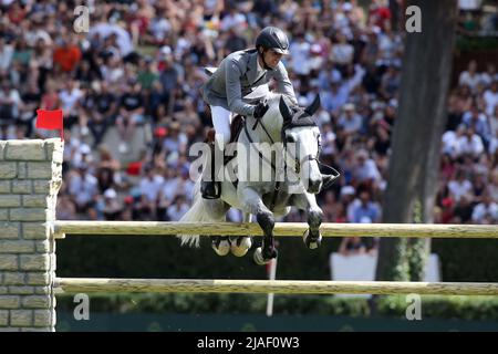 Roma, Italia. 29th maggio 2022. ROMA, Italia - 29.05.2022: CHRISTIAN KUKUK cavalcare a cavallo Mumbai in Piazza di Siena - 89 CSIO ROMA 2022, ROMA ROLEX GRAND PRIX, gara a due round. Credit: Independent Photo Agency/Alamy Live News Foto Stock