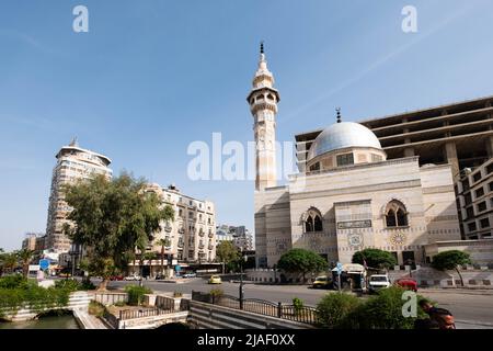 Damasco, Siria - Maggio, 2022: Piazza pubblica (Piazza al Marjeh), scena stradale nel centro della città di Damasco Foto Stock