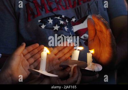 Uvalde, Stati Uniti. 29th maggio 2022. Le candele si accendono durante una veglia per piangere le vittime di una messa di tiro della scuola a Town Square a Uvalde, Texas, Stati Uniti, 29 maggio 2022. Almeno 19 bambini e due adulti sono stati uccisi in un tiro alla Robb Elementary School nella città di Uvalde, Texas, martedì. Credit: WU Xiaoling/Xinhua/Alamy Live News Foto Stock