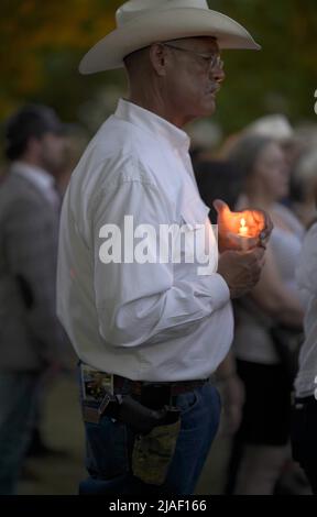 Uvalde, Stati Uniti. 29th maggio 2022. Un uomo frequenta una veglia per piangere le vittime di una messa di tiro della scuola a Town Square a Uvalde, Texas, Stati Uniti, 29 maggio 2022. Almeno 19 bambini e due adulti sono stati uccisi in un tiro alla Robb Elementary School nella città di Uvalde, Texas, martedì. Credit: WU Xiaoling/Xinhua/Alamy Live News Foto Stock