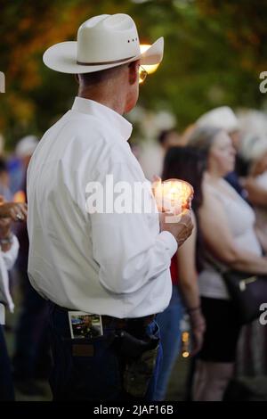 Uvalde, Stati Uniti. 29th maggio 2022. Un uomo frequenta una veglia per piangere le vittime di una messa di tiro della scuola a Town Square a Uvalde, Texas, Stati Uniti, 29 maggio 2022. Almeno 19 bambini e due adulti sono stati uccisi in un tiro alla Robb Elementary School nella città di Uvalde, Texas, martedì. Credit: WU Xiaoling/Xinhua/Alamy Live News Foto Stock