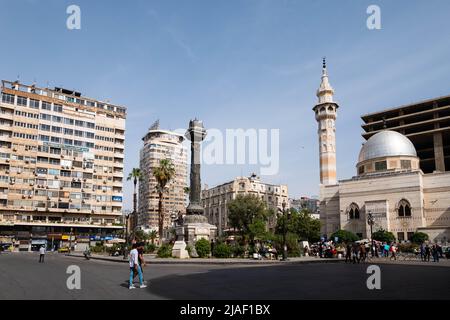 Damasco, Siria - Maggio, 2022: Piazza pubblica (Piazza al Marjeh), scena stradale nel centro della città di Damasco Foto Stock