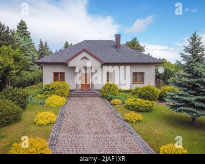 Una piccola casa singola fotografata dall'aria. Foto Stock