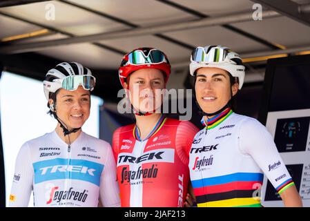 Audrey Cordon-Ragot & Amalie Dideriksen alla gara ciclistica femminile RideLondon Classique 2022, sul podio sign-in a Maldon, Essex, Regno Unito Foto Stock