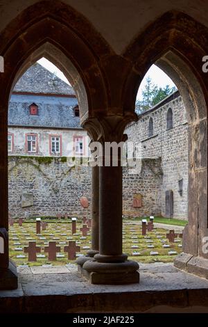 Kloster Arnsburg, Blick aus dem Kreuzgang auf den Kriegsopferfriedhof, Lich, Wetterau, Assia, Deutschland Foto Stock