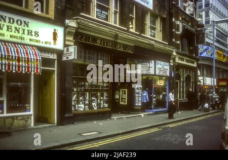 1976 archivio Fotografia dei locali di E. Withers, dei violini e della casa pubblica Falcon a Wardour Street, Soho, Londra. Foto Stock