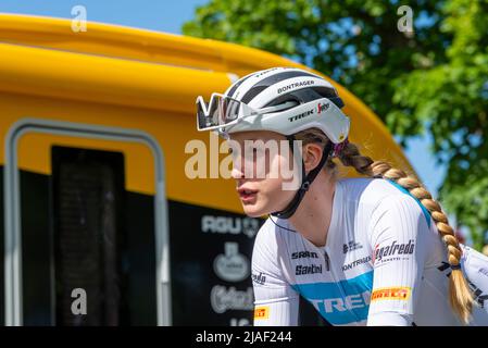 Elynor Backstedt ciclista di Trek Segafredo alla gara ciclistica femminile RideLondon Classique 2022, al via a Maldon, Essex, Regno Unito Foto Stock