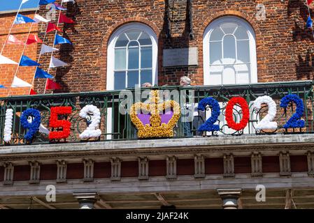 Decorazioni giubilari del platino della regina a Maldon, Essex, Regno Unito. da 1952 a 2022. Moot Hall edificio storico Foto Stock