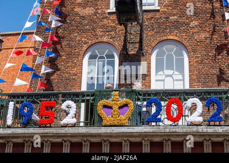 Decorazioni giubilari del platino della regina a Maldon, Essex, Regno Unito. da 1952 a 2022. Moot Hall edificio storico Foto Stock