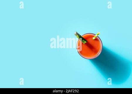 Succo di cocomero fresco su sfondo blu Foto Stock