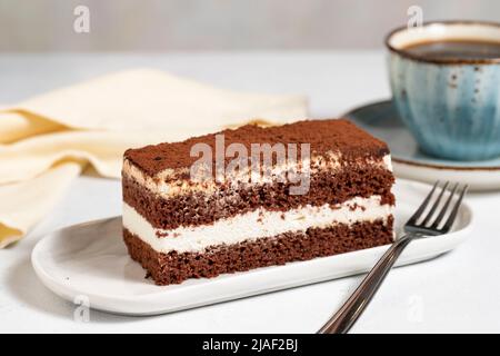 Torta al tiramisù. Torta di tiramisù stratificata su sfondo bianco. Primo piano Foto Stock