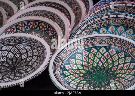 Alkmaar, Paesi Bassi, maggio 2022. Lastre di porcellana sul mercato di Alkmaar. Foto di alta qualità Foto Stock