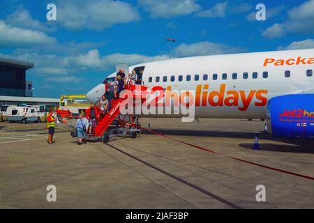 Jet2 aereo per vacanze con passeggeri obesi sbarcare, Leeds Bradford Airport, Yorkshire Foto Stock