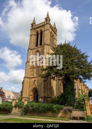 La chiesa parrocchiale di St Michael & All Angels nella città Cotswold di Broadway, Worcestershire, Regno Unito; risale al 1830. Foto Stock