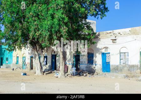 Interessante vista di un antico e rovinato Somalia case e la costruzione della città di Berbera Foto Stock