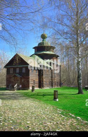 La Chiesa di Elia il profeta. Il percorso per il monumento conservato della tradizionale architettura lignea della Russia del XVIII secolo. Kostroma, Foto Stock