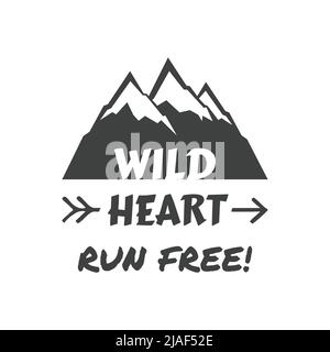 Cuore selvaggio con illustrazione delle colline di montagna. Frase di trekking slogan scritta per gli amanti all'aperto. Illustrazione Vettoriale