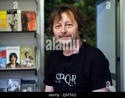 Ritratto guardando la macchina fotografica dello scrittore spagnolo Carles Estrada, in posa alla Fiera del Libro di Madrid. Foto Stock