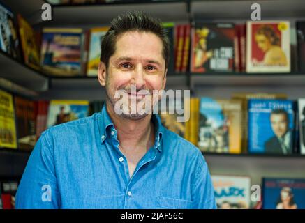 Ritratto guardando la macchina fotografica dello scrittore, critico e regista spagnolo Guillermo Balmori, in posa alla Fiera del Libro di Madrid. Foto Stock