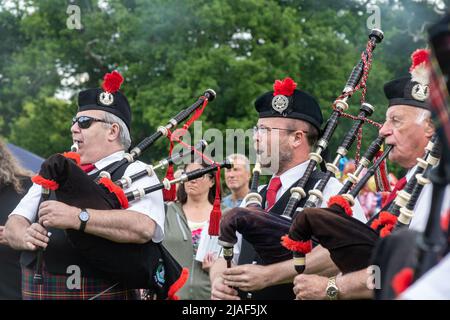 Reading Scottish Pipe Band intrattiene le persone in un evento a Farnborough, Hampshire, Inghilterra, Regno Unito Foto Stock