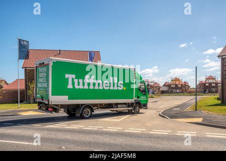 Tuffnells camion di consegna che arriva alla tenuta di nuove case a Hunstanton, Norfolk. Foto Stock