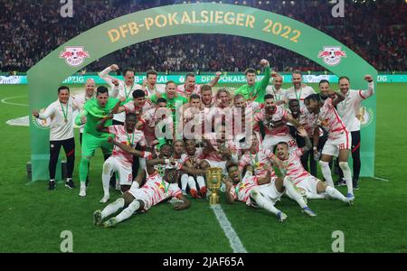 Primo: 05/21/2022 Fuvuball, stagione 2021/2022, DFB Pokal finale, finale SCF, SC Friburgo, Freiburger - RB, Red Bull Pitchball Leipzig 2:4 IE: . Foglio del vincitore, foto della squadra, foto della squadra, RB Foto Stock