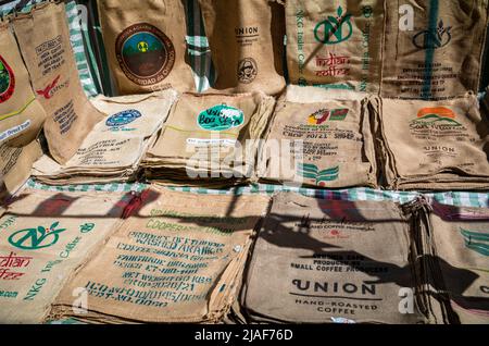 Sacchi di caffè usati da tutto il mondo per la vendita a Brick Lane Market, Londra, Regno Unito Foto Stock