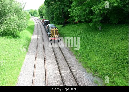 Horsted Keynes, West Sussex, UK-May 29 2022: Classe 09 D4106 trasporto merci verso la stazione di Horsted Keynes. Foto Stock