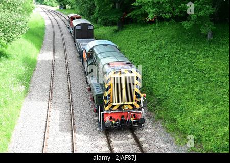 Horsted Keynes, West Sussex, UK-May 29 2022: Classe 09 D4106 trasporto merci verso la stazione di Horsted Keynes. Foto Stock