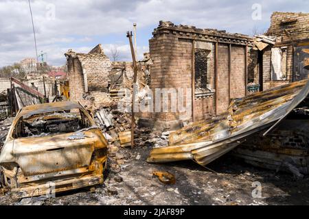 Auto bruciata durante la guerra in Ucraina. Edifici distrutti, strade. Tecnica di Ucraina civile Foto Stock