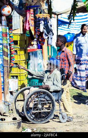 Uomo locale in sedia a rotelle su Hargeisa Street Foto Stock