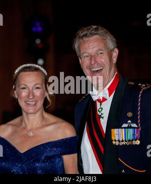 Amsterdam, Niederlande. 28th maggio 2022. Lady Marjan van Deelen Schnitger e il generale maggiore (Ret) Hans van der Louw il principe Nicolae di Romania al Koepelkerk di Amsterdam, il 28 maggio 2022, per partecipare alla palla Tulipani 2022, si sta svolgendo un'asta di beneficenza per le opere della Fondazione Principe Nicolae di Romania, Prince Nicolae aprirà la palla Credit: Albert Nieboer/Netherlands OUT/Point de Vue OUT/dpa/Alamy Live News Foto Stock