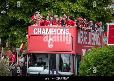 Liverpool, Regno Unito. 29th maggio 2022. Il Liverpool FC Women festeggia sulla sfilata di autobus scoperto dopo aver vinto il campionato fa Womens e aver ottenuto la promozione alla fa Women's Super League a Liverpool, Regno Unito il 5/29/2022. (Foto di James Heaton/News Images/Sipa USA) Credit: Sipa USA/Alamy Live News Foto Stock