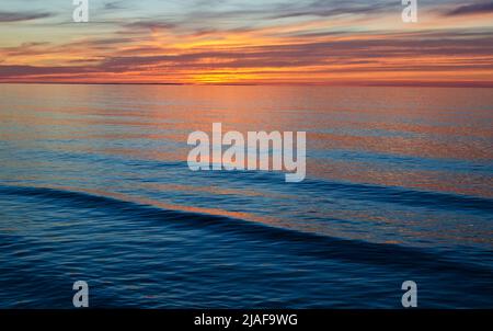 Tramonto sul lago Ontario. Splendidi colori del tramonto sul lago Ontario a St. Catharines, Ontario, Canada Foto Stock