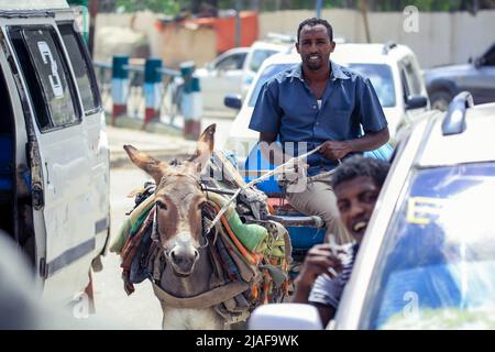 Automobili e gente locale sulle strade di Hargeisa Foto Stock