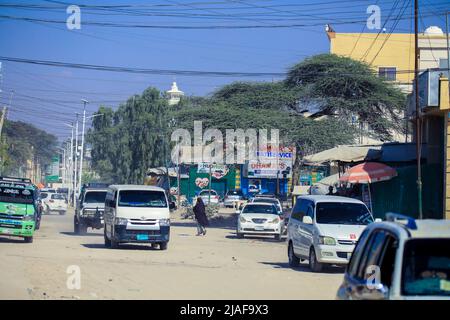 Automobili e gente locale sulle strade di Hargeisa Foto Stock