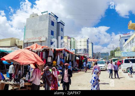 Automobili e gente locale sulle strade di Hargeisa Foto Stock