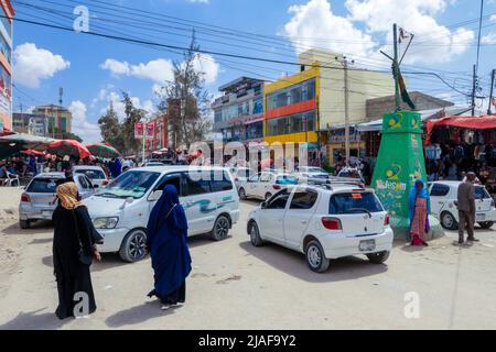 Automobili e gente locale sulle strade di Hargeisa Foto Stock